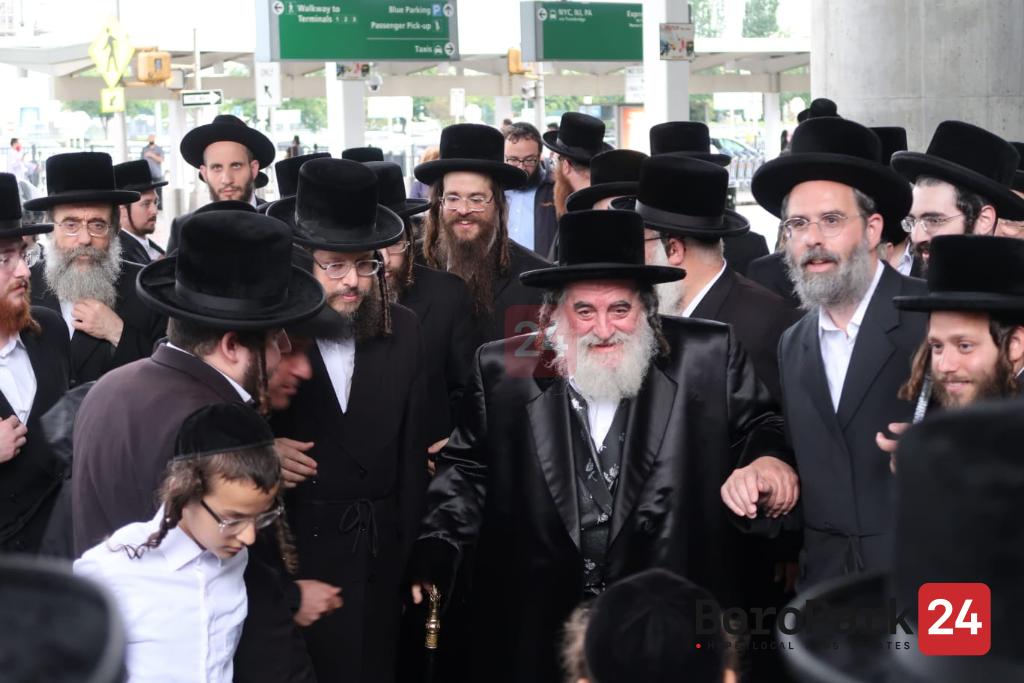 Viznitzer Rebbe arrives at JFK in advance of a week of Chizuk