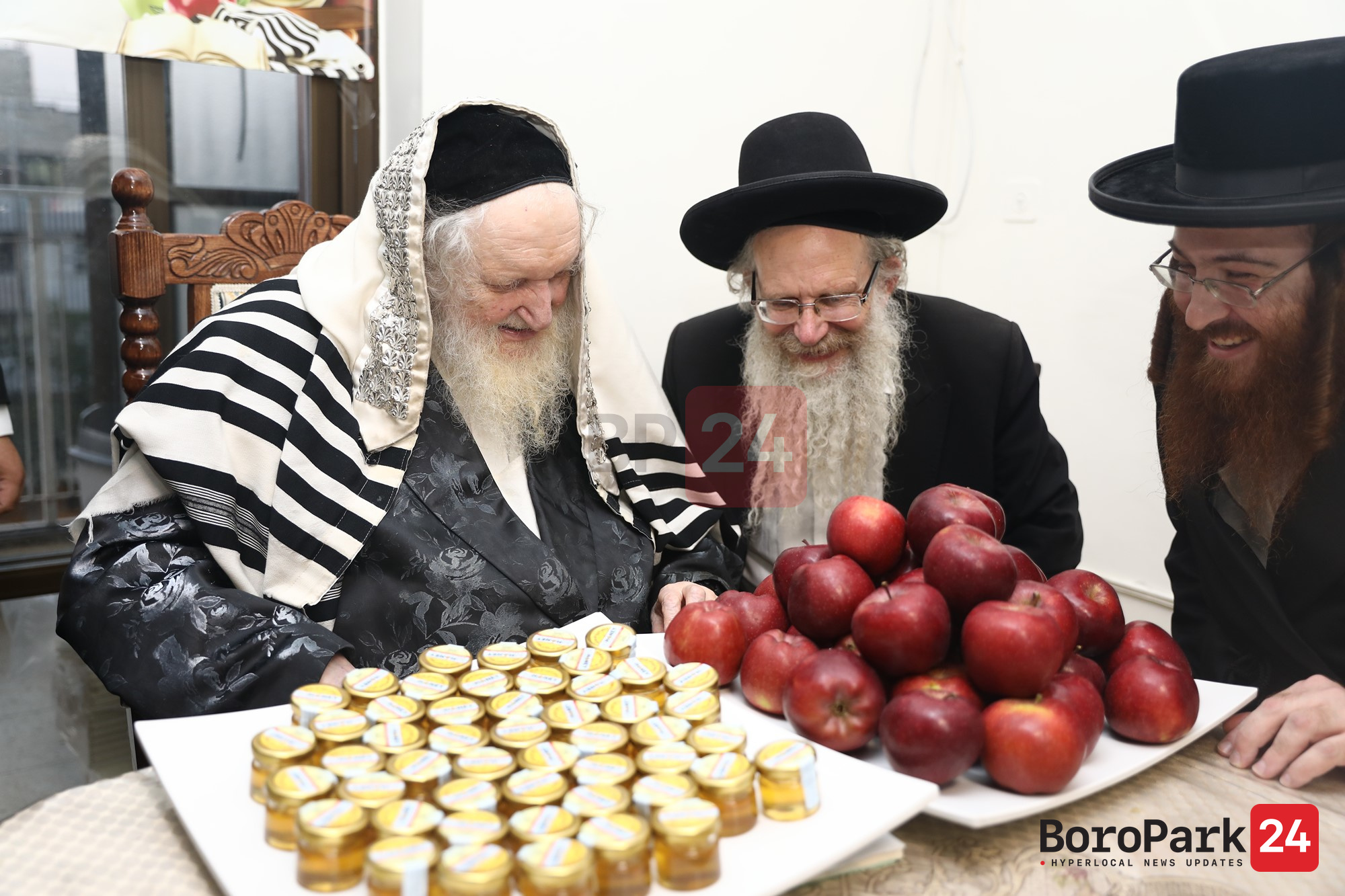 Posek Hador Raved Yerishulayim Benching Honey and Apples for Talmidus of Beis Lepleitas
