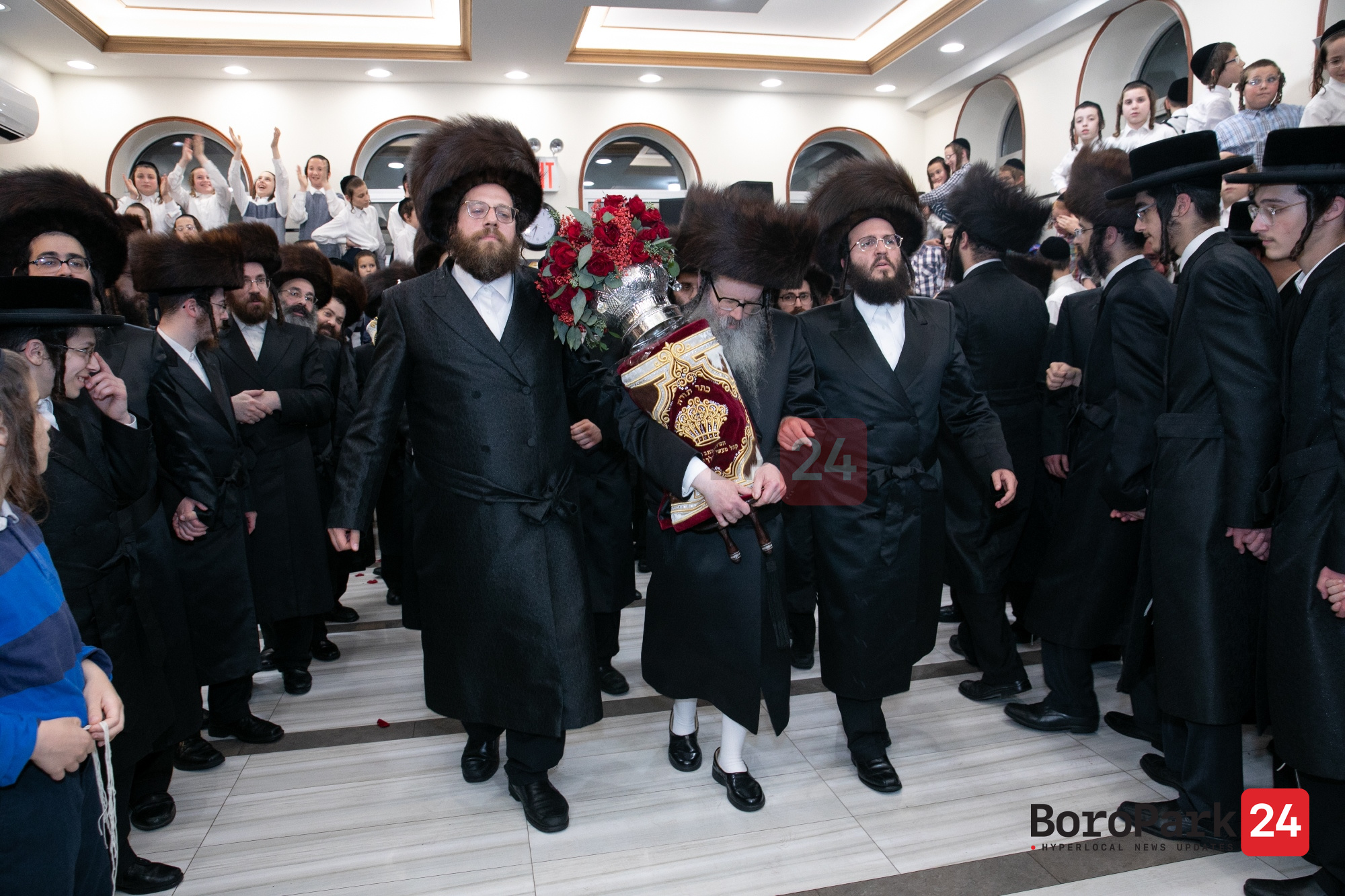 Hachnusas Seifer Torah to Beis Medresh Masei Lemelch Veitzen in Williamsburg