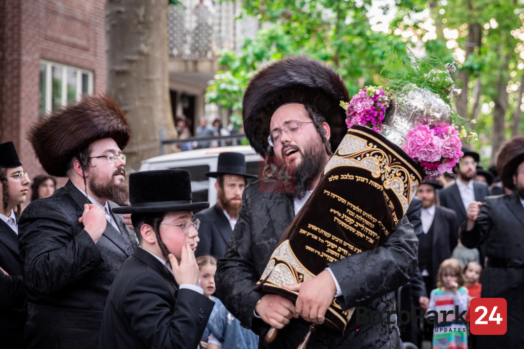 Hachnusas Seifer Torah to the Yoka Shul in Boro Park – Boro Park 24