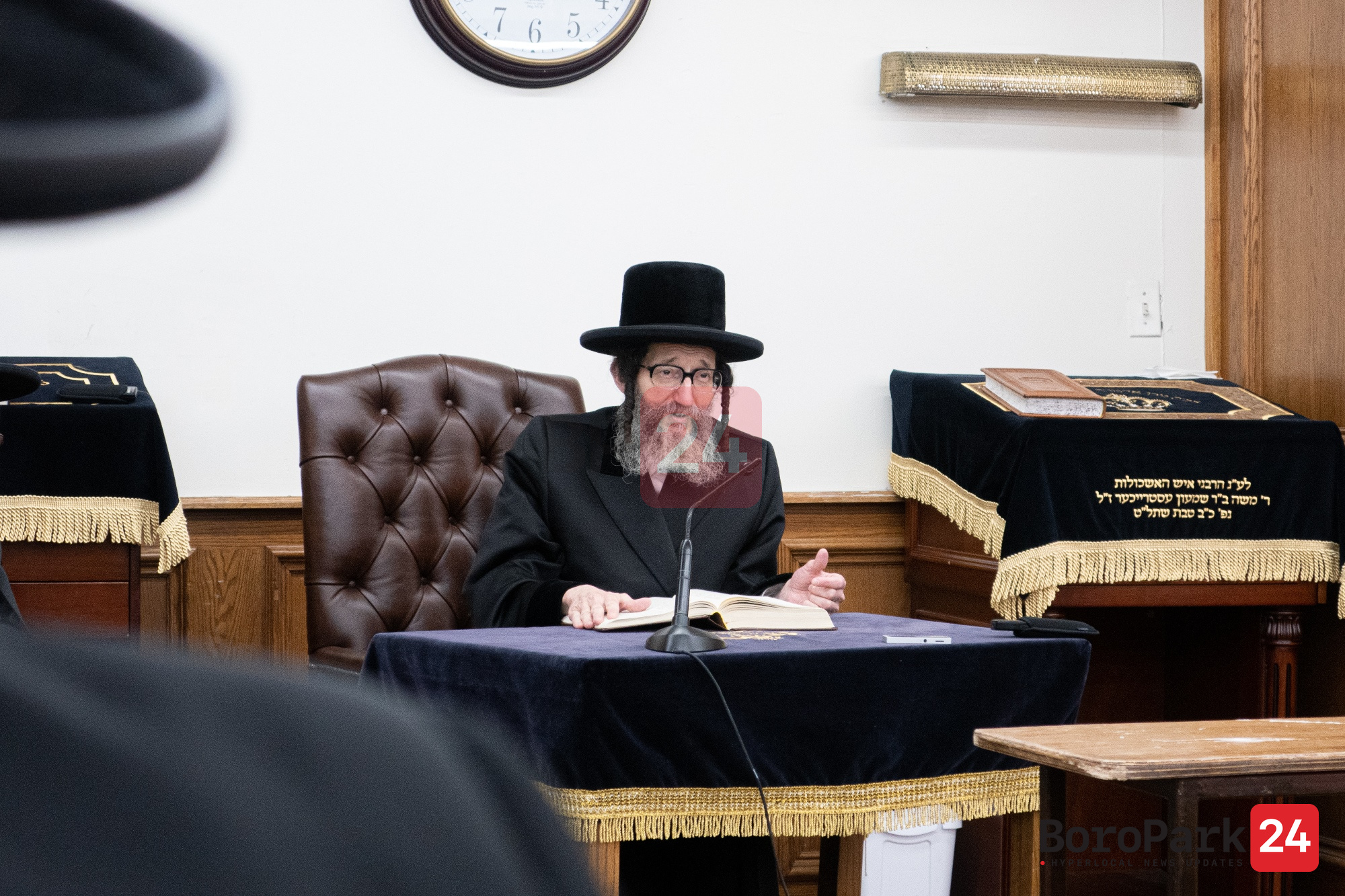 Skulen Rebbe Giving A Shmooze In Preparation For the Yomim Noraim for the Bucherim